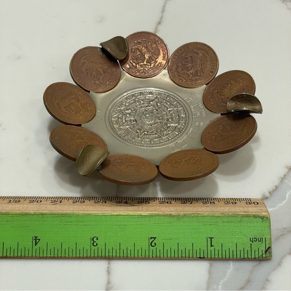 Vintage Mexican Coin 20 Centavos Metal Ashtray Made in Acapulco 1960's - Picture 7 of 7